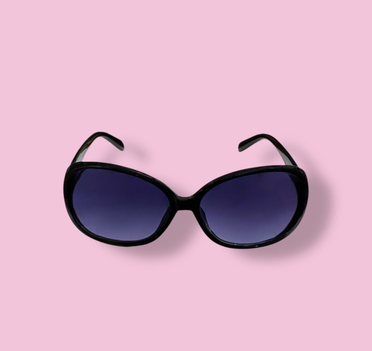 Front view of Beenai Original 3001 women's sunglasses with black frame and blue gradient lenses on pink background